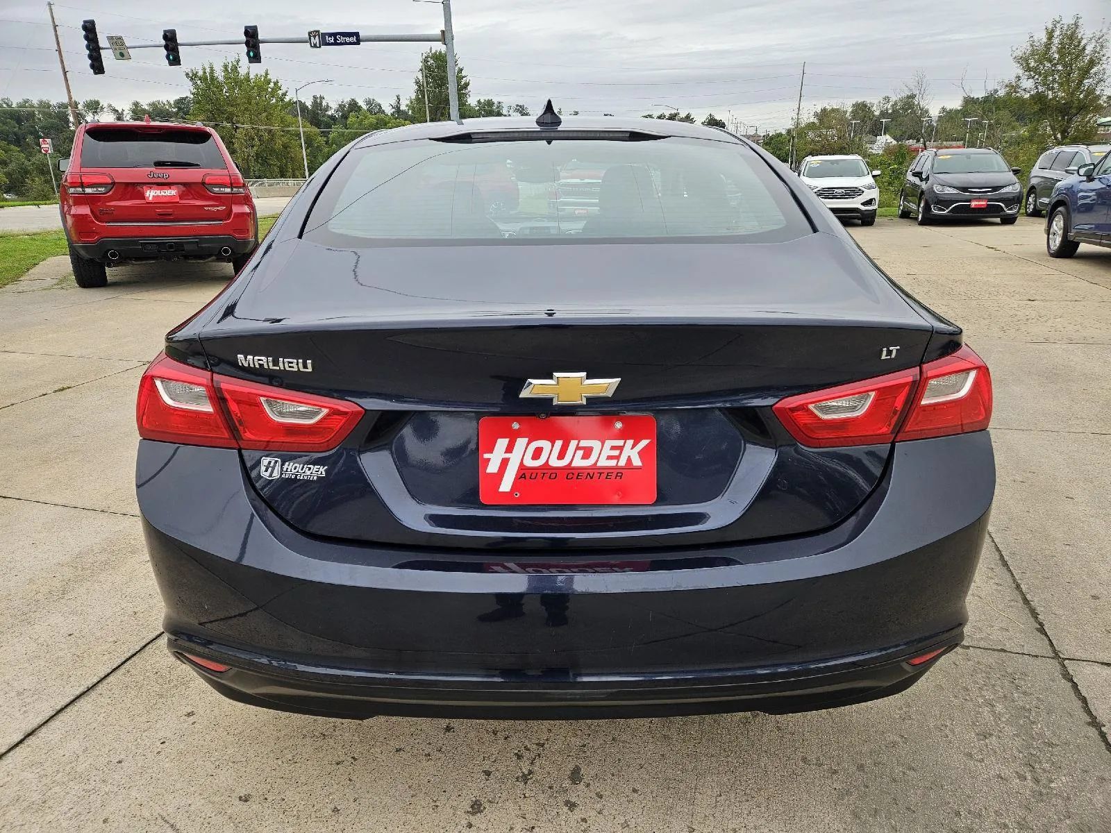 Used 2017 Chevrolet Malibu LT FWD image 7
