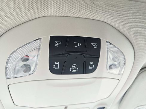 Used 2023 Chrysler Pacifica Limited FWD image 38