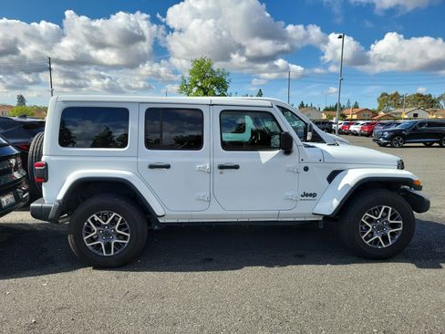 Used 2025 Jeep Wrangler Unlimited Sahara AWD/4WD image 5