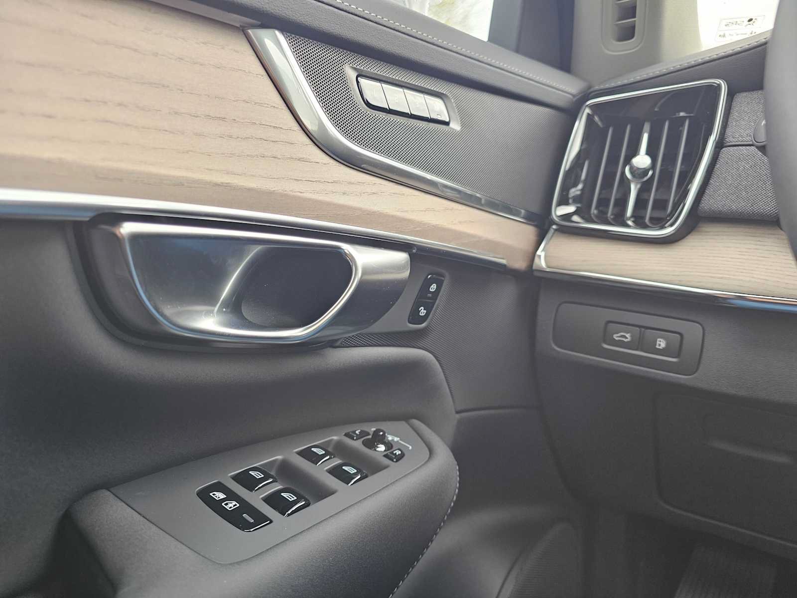 New 2026 Volvo XC90 T8 Plus w/ Protection Package AWD/4WD image 29