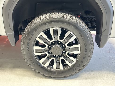 Used 2025 GMC Sierra 2500 Denali Ultimate AWD/4WD image 3