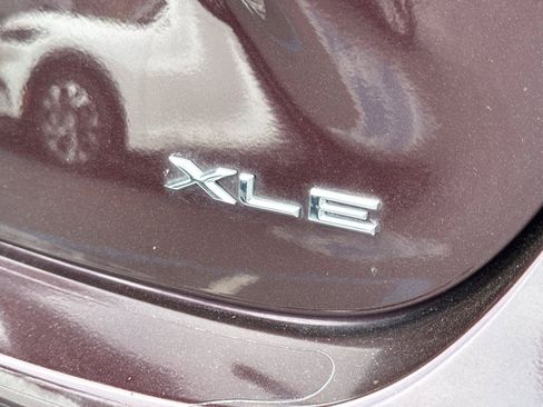 Used 2015 Toyota Avalon XLE Premium w/ Preferred Accessory Package FWD image 11