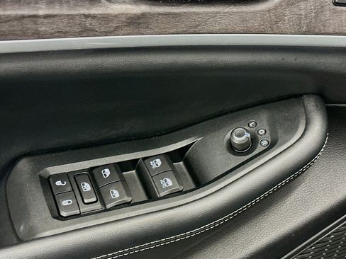 Used 2023 Jeep Grand Cherokee Limited w/ Black Appearance Package image 15