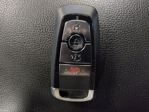 Used 2018 Ford Fusion SE w/ Fusion SE Technology Package FWD image 32