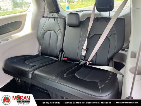 Used 2023 Chrysler Pacifica Touring-L FWD image 13