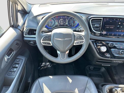 Used 2025 Chrysler Pacifica Select FWD image 20