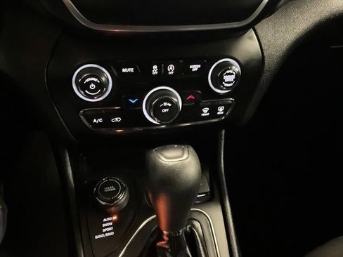 Used 2021 Jeep Cherokee Latitude AWD/4WD image 19