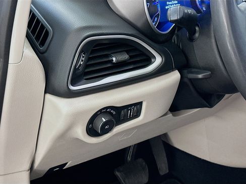 Used 2024 Chrysler Pacifica Touring-L image 17