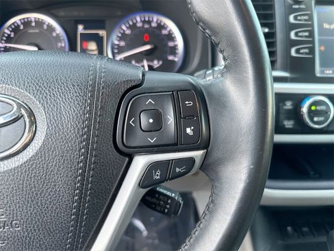 Used 2017 Toyota Highlander XLE image 18