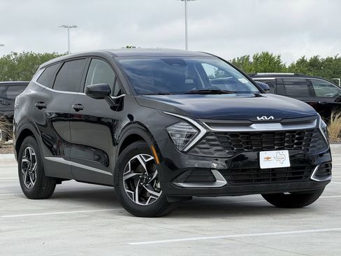 Used 2025 Kia Sportage LX image 2