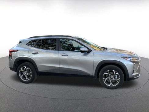 Used 2025 Chevrolet Trax LT w/ LT Convenience Package image 8