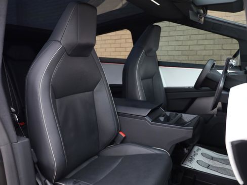 Used 2024 Tesla Cybertruck AWD Crew Cab image 31