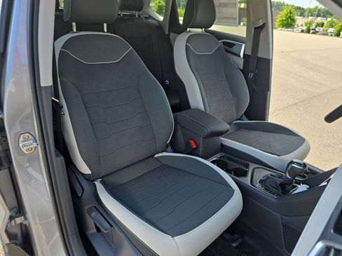 Used 2025 Volkswagen Taos SE image 10