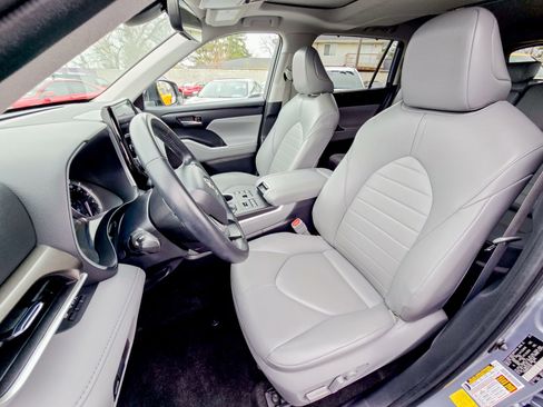 Used 2023 Toyota Highlander XLE image 25