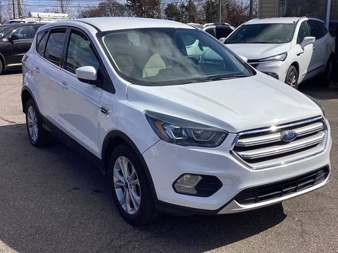 Used 2019 Ford Escape SE FWD image 2