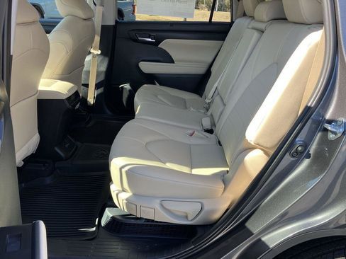 New 2025 Toyota Highlander XLE image 10