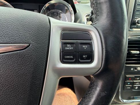 Used 2015 Chrysler Town & Country Touring-L w/ Driver Convenience Group FWD image 21