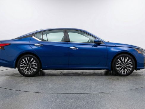 Used 2025 Nissan Altima 2.5 SV image 11