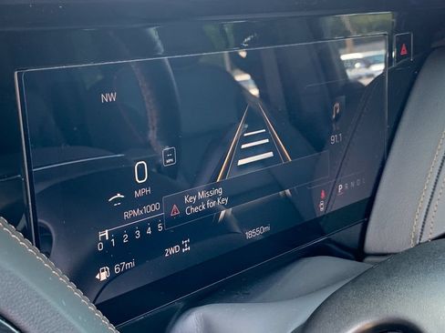 Used 2025 GMC Yukon XL AT4 AWD/4WD image 29