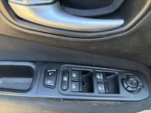 Used 2016 Jeep Renegade Latitude FWD image 17