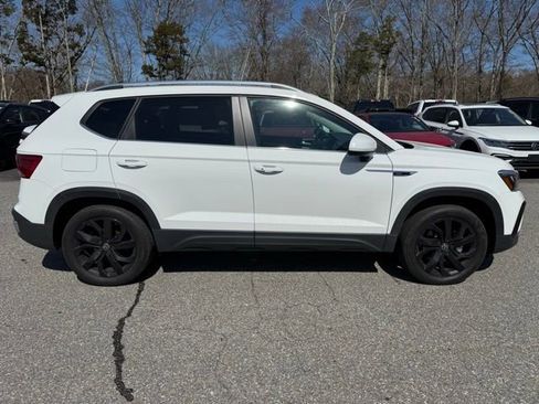 Certified 2023 Volkswagen Taos SE w/ Panoramic Sunroof Package image 4