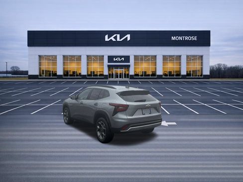 Used 2025 Chevrolet Trax LT w/ Driver Confidence Package FWD image 8