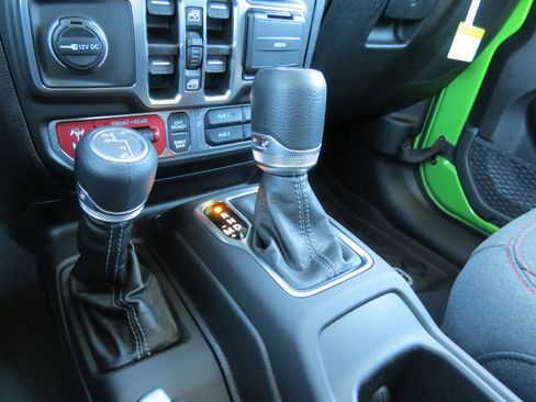 New 2025 Jeep Wrangler Unlimited Rubicon w/ XTREMEE 35" Tire Package image 28