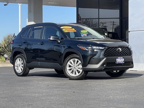 Used 2022 Toyota Corolla Cross LE image 2