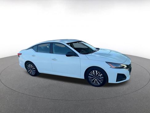 Used 2025 Nissan Altima 2.5 SV image 2