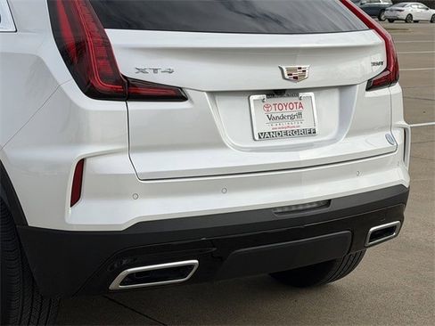 Used 2025 Cadillac XT4 Premium Luxury image 6