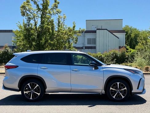 Used 2022 Toyota Highlander XSE AWD/4WD image 6
