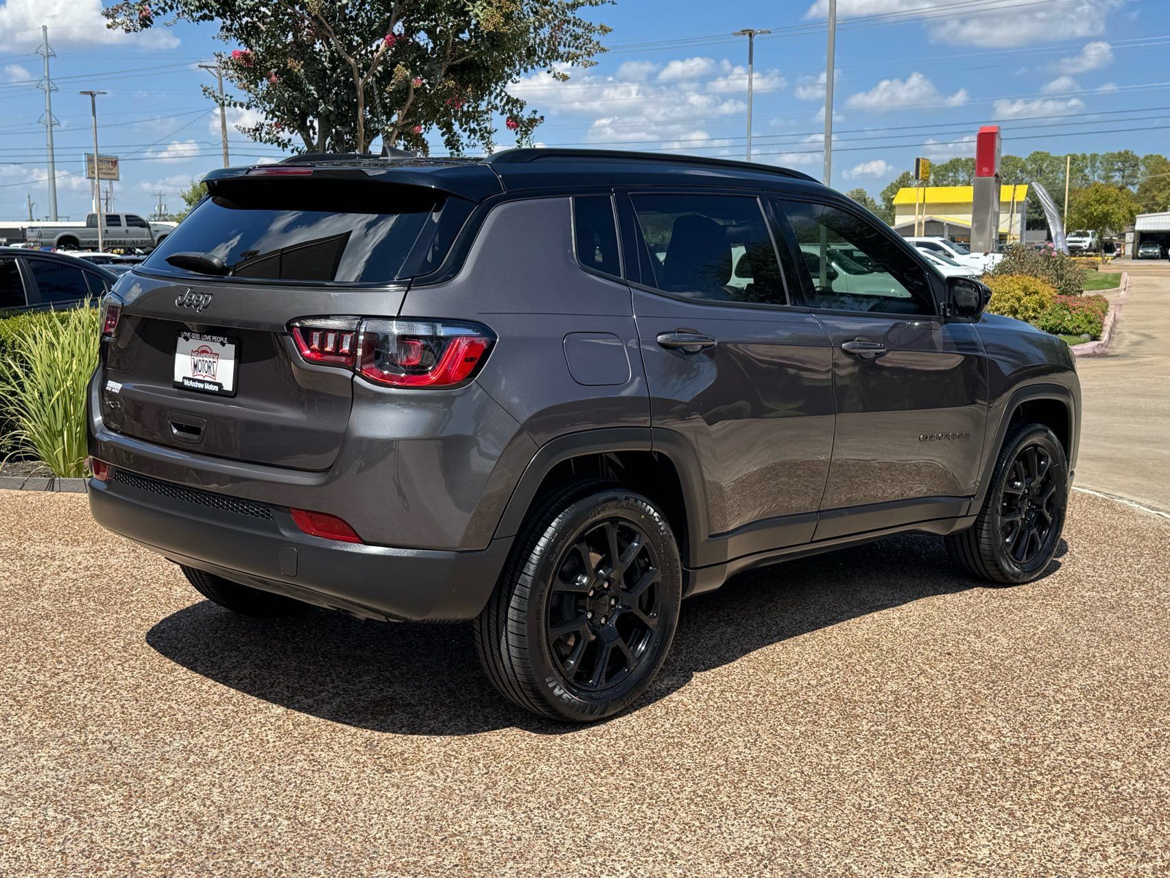 Used 2024 Jeep Compass Latitude w/ Sun and Sound Group AWD/4WD image 8