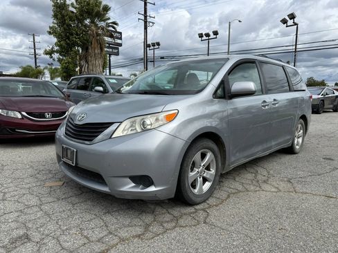 Used 2014 Toyota Sienna LE FWD image 3