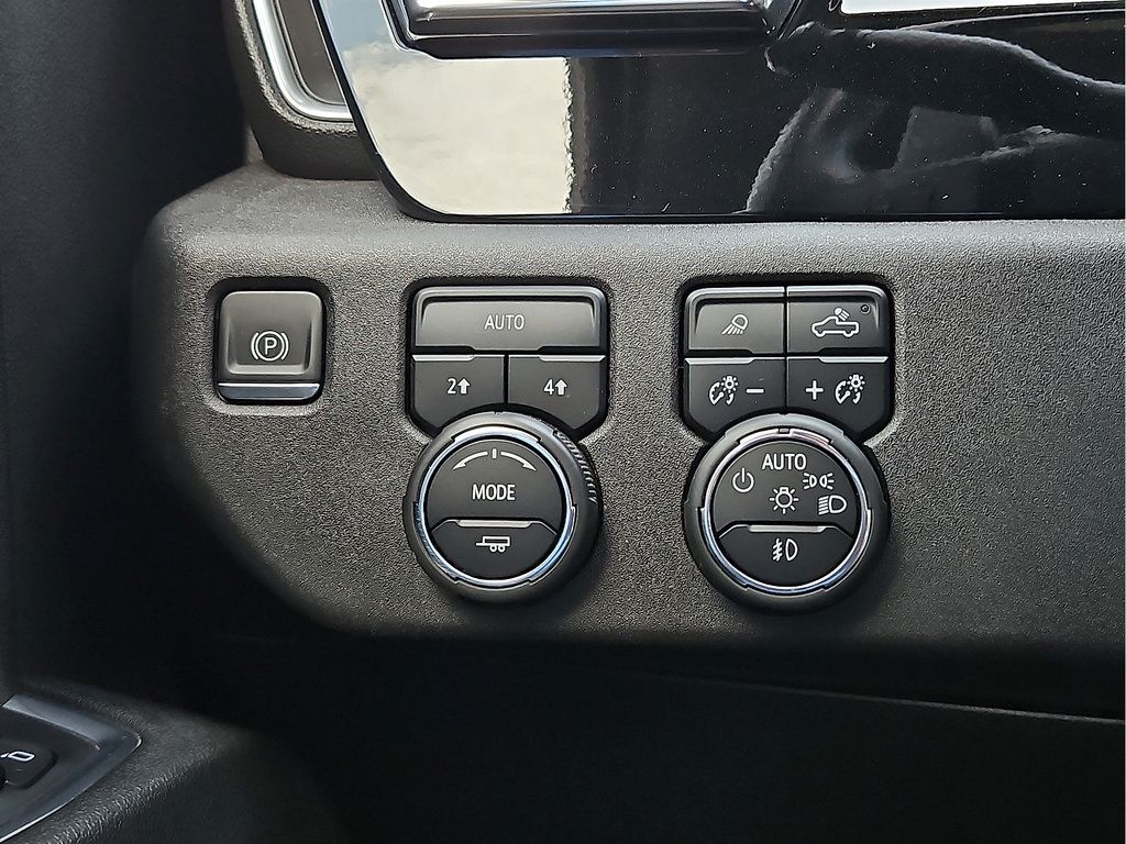 Used 2023 Chevrolet Silverado 1500 LTZ AWD/4WD image 15
