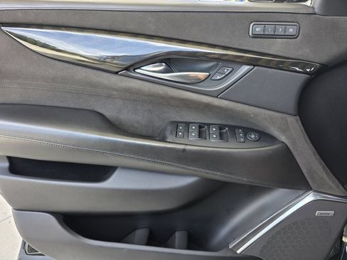 Used 2018 Cadillac Escalade Platinum AWD/4WD image 21