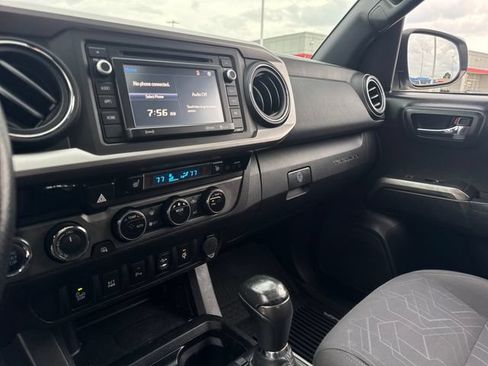 Used 2017 Toyota Tacoma SR5 AWD/4WD image 19