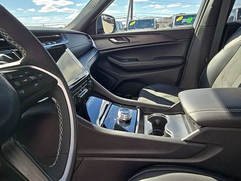 Certified 2025 Jeep Grand Cherokee Altitude image 19