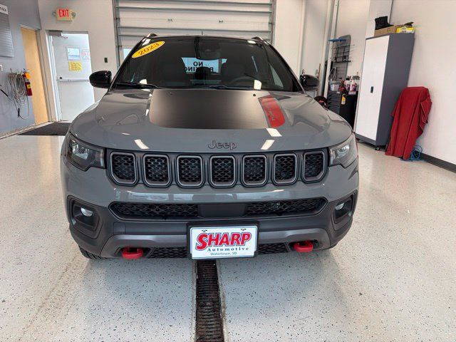 Used 2023 Jeep Compass Trailhawk w/ Trailhawk Convenience Group AWD/4WD image 3