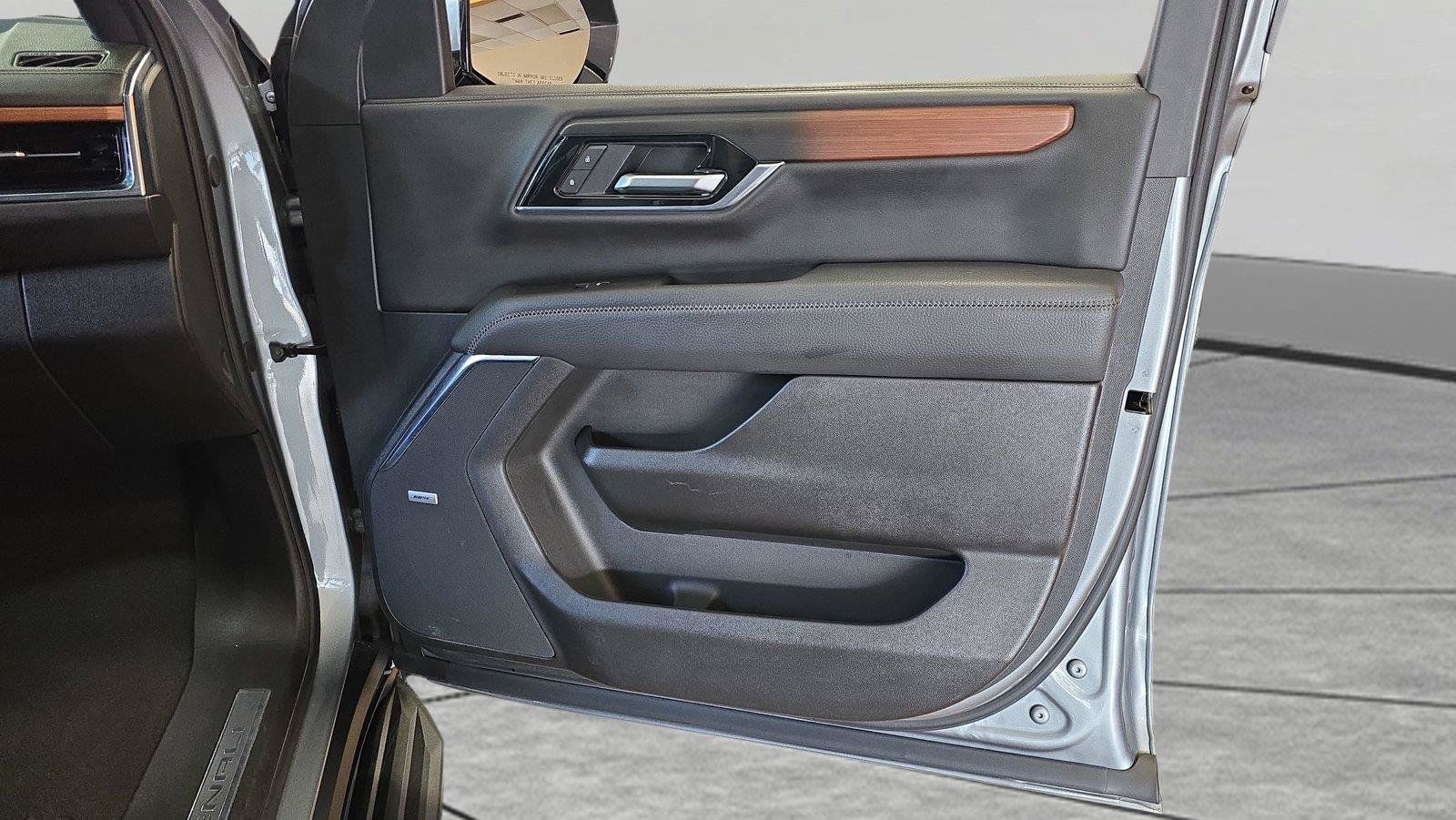 Used 2025 GMC Yukon Denali AWD/4WD image 15