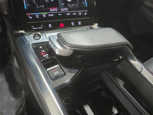 Used 2023 Audi e-tron Premium Plus w/ Premium Plus Package image 24