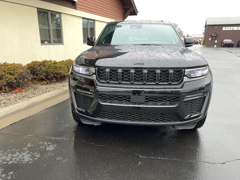 Used 2026 Jeep Grand Cherokee Limited w/ Limited Altitude Package AWD/4WD image 3