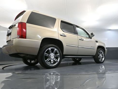 Used 2011 Cadillac Escalade Luxury image 55
