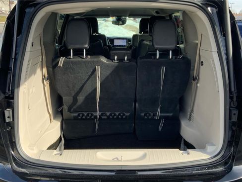 Used 2024 Chrysler Pacifica Limited FWD image 12