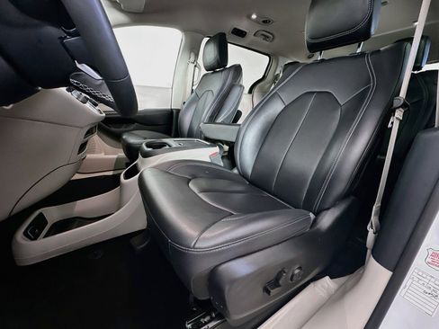Used 2024 Chrysler Pacifica Touring-L FWD image 13