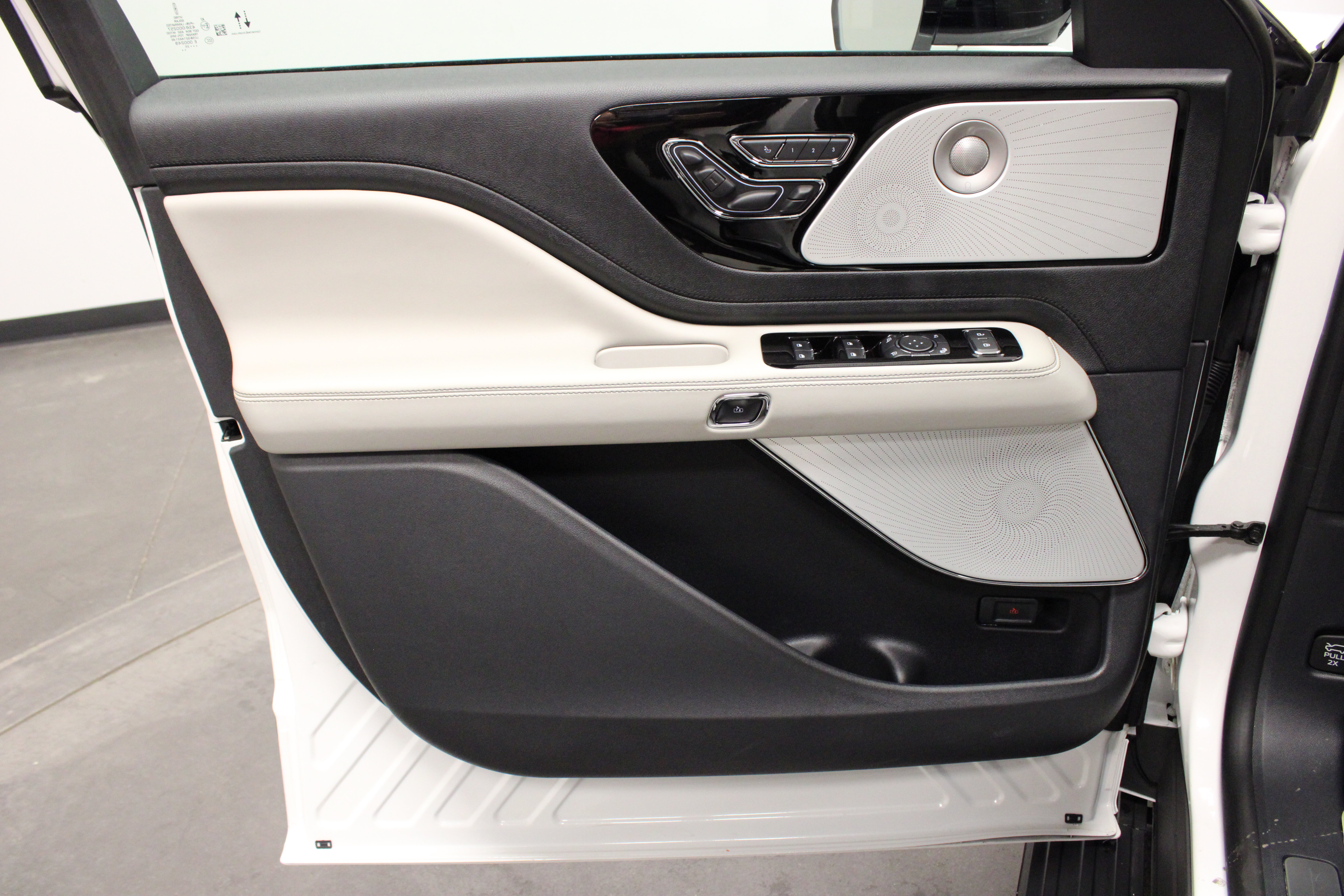 Used 2025 Lincoln Aviator Reserve w/ Luxury Package RWD image 13