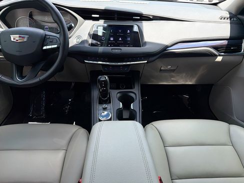 Used 2023 Cadillac XT4 Luxury w/ Cold Weather Package FWD image 18