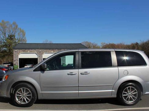 Used 2015 Dodge Grand Caravan SE image 9
