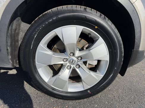 Used 2022 Volvo XC40 T5 Momentum image 36