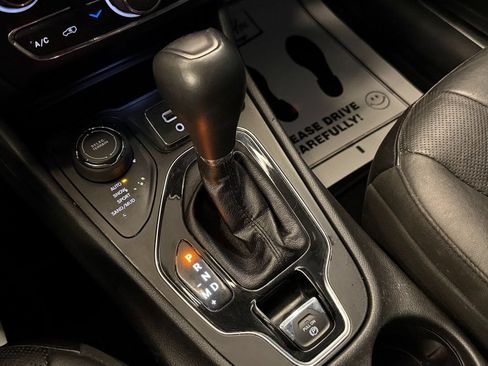 Used 2019 Jeep Cherokee Limited AWD/4WD image 13