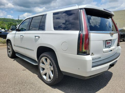 Used 2018 Cadillac Escalade Luxury AWD/4WD image 3